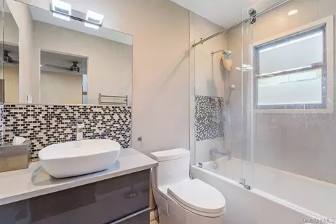 Bath - 20 Hunt Ct, Jericho, NY 11753 photo 6 of 7