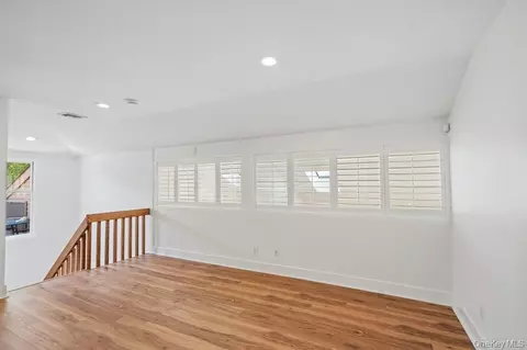 Living - 20 Hunt Ct, Jericho, NY 11753 photo 4 of 4