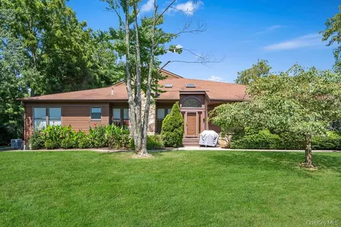 Exterior - 20 Hunt Ct, Jericho, NY 11753 photo 2 of 7