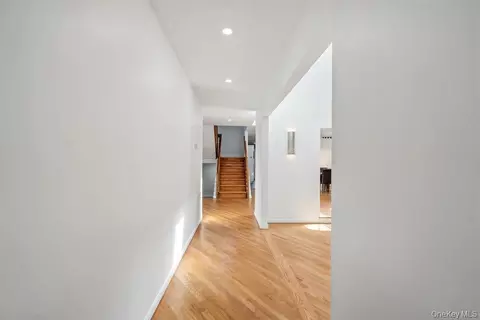 Entry Way - 20 Hunt Ct, Jericho, NY 11753 photo 3 of 4