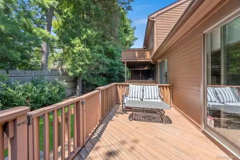 Exterior - 20 Hunt Ct, Jericho, NY 11753 photo 5 of 7