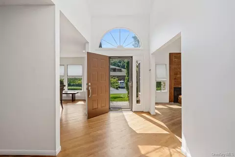 Entry Way - 20 Hunt Ct, Jericho, NY 11753 photo 2 of 4