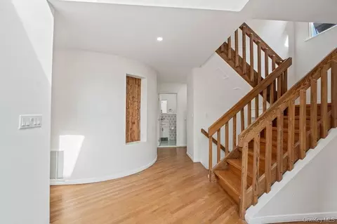 Entry Way - 20 Hunt Ct, Jericho, NY 11753 photo 4 of 4