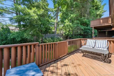 Exterior - 20 Hunt Ct, Jericho, NY 11753 photo 4 of 7