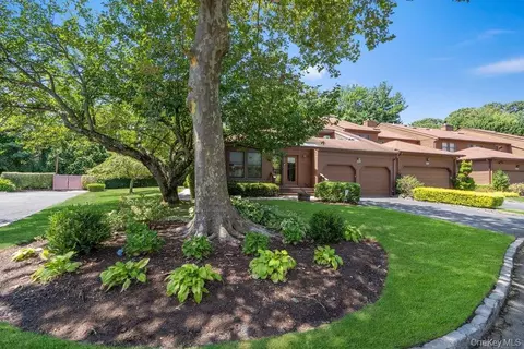 Exterior - 20 Hunt Ct, Jericho, NY 11753 photo 6 of 7