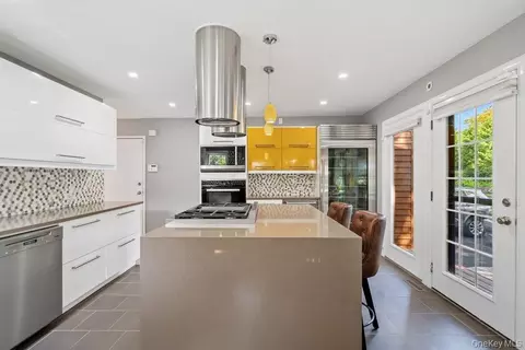 Kitchen - 20 Hunt Ct, Jericho, NY 11753 photo 1 of 6