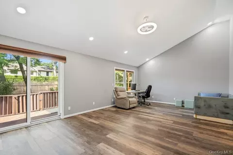 Living - 20 Hunt Ct, Jericho, NY 11753 photo 2 of 4