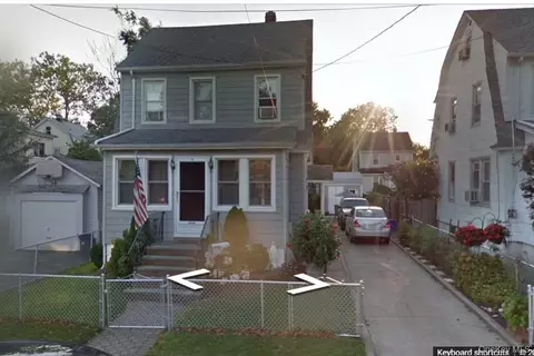 56 Elmwood St, Valley Stream, NY 11581