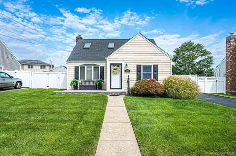 525 Secatogue Ave, Farmingdale, NY 11735