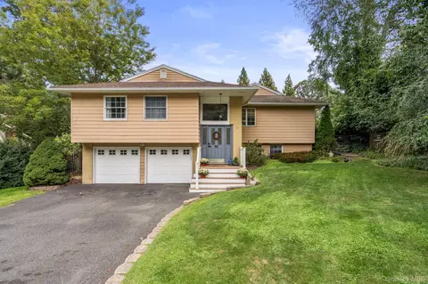 95 Patchogue Dr, Rocky Point, NY 11778