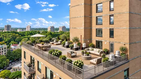 11624 Grosvenor Ln #15A, Richmond Hill, NY 11418