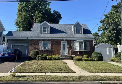 15 Lexington Ave, North Hempstead, NY 11590