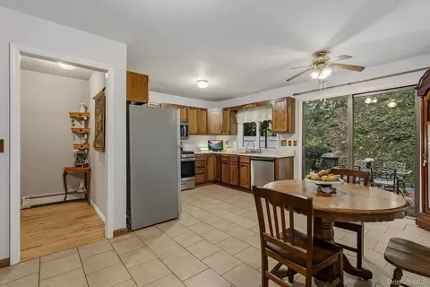 Entry Way - 17 Pemart Ave, Peekskill, NY 10566 photo 2 of 6