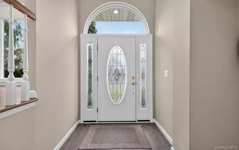 Entry Way - 33 Phipps Ln, Plainview, NY 11803 photo 1 of 6