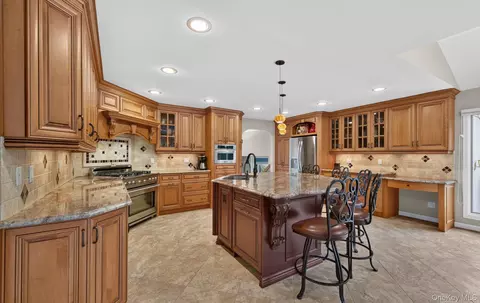 Kitchen - 33 Phipps Ln, Plainview, NY 11803 photo 7 of 7