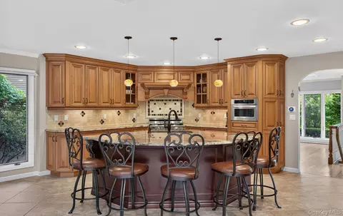 Kitchen - 33 Phipps Ln, Plainview, NY 11803 photo 2 of 7