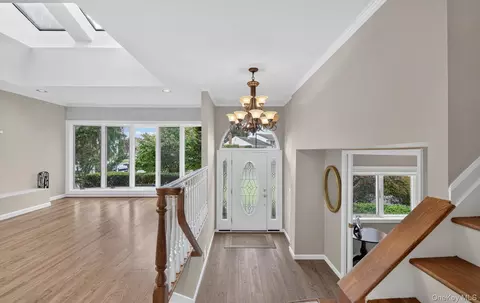 Entry Way - 33 Phipps Ln, Plainview, NY 11803 photo 5 of 6