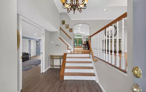 Entry Way - 33 Phipps Ln, Plainview, NY 11803 photo 3 of 6