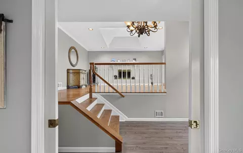 Entry Way - 33 Phipps Ln, Plainview, NY 11803 photo 6 of 6