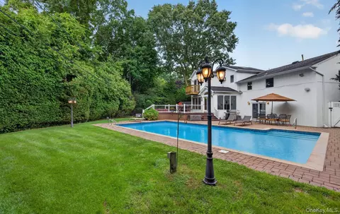 Exterior - 33 Phipps Ln, Plainview, NY 11803 photo 11 of 12