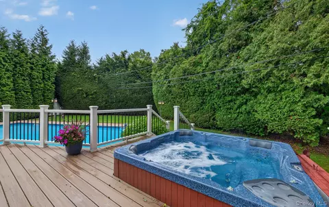 Exterior - 33 Phipps Ln, Plainview, NY 11803 photo 8 of 12