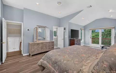 Bedroom - 33 Phipps Ln, Plainview, NY 11803 photo 1 of 5