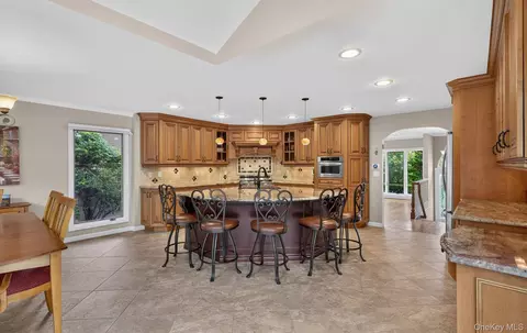 Kitchen - 33 Phipps Ln, Plainview, NY 11803 photo 1 of 7