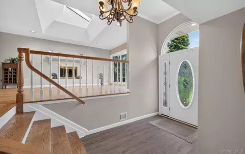 Entry Way - 33 Phipps Ln, Plainview, NY 11803 photo 2 of 6