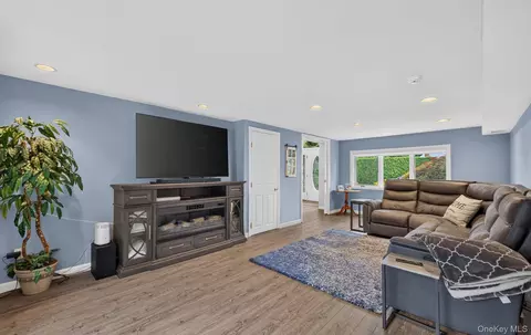 Living - 33 Phipps Ln, Plainview, NY 11803 photo 3 of 3