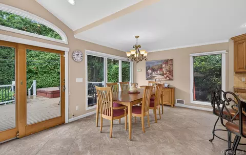 Dining - 33 Phipps Ln, Plainview, NY 11803 photo 2 of 2