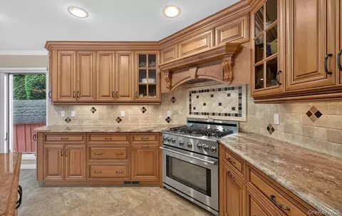Kitchen - 33 Phipps Ln, Plainview, NY 11803 photo 4 of 7