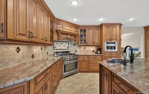 Kitchen - 33 Phipps Ln, Plainview, NY 11803 photo 6 of 7