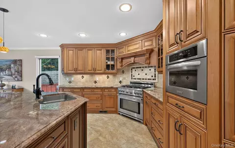 Kitchen - 33 Phipps Ln, Plainview, NY 11803 photo 3 of 7