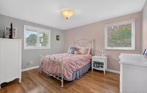 Bedroom - 33 Phipps Ln, Plainview, NY 11803 photo 3 of 5