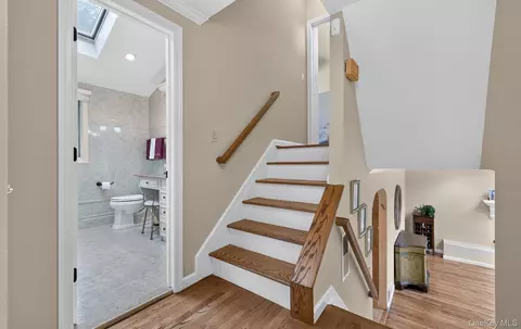 Entry Way - 33 Phipps Ln, Plainview, NY 11803 photo 4 of 6