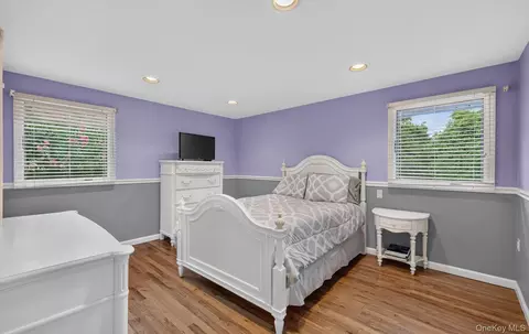 Bedroom - 33 Phipps Ln, Plainview, NY 11803 photo 4 of 5