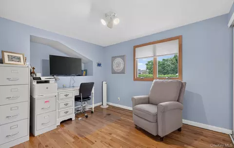 Bedroom - 33 Phipps Ln, Plainview, NY 11803 photo 5 of 5