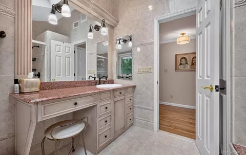 Bath - 33 Phipps Ln, Plainview, NY 11803 photo 5 of 5