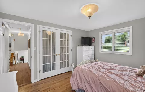 Bedroom - 33 Phipps Ln, Plainview, NY 11803 photo 2 of 5