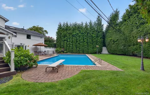 Exterior - 33 Phipps Ln, Plainview, NY 11803 photo 7 of 12