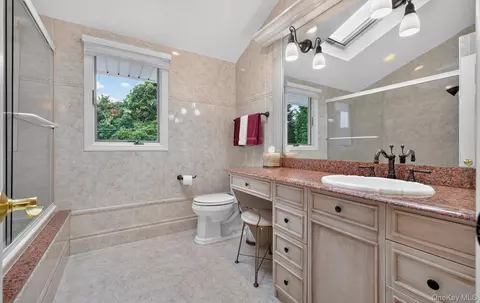 Bath - 33 Phipps Ln, Plainview, NY 11803 photo 4 of 5