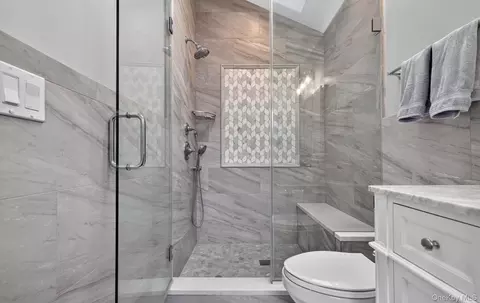 Bath - 33 Phipps Ln, Plainview, NY 11803 photo 2 of 5