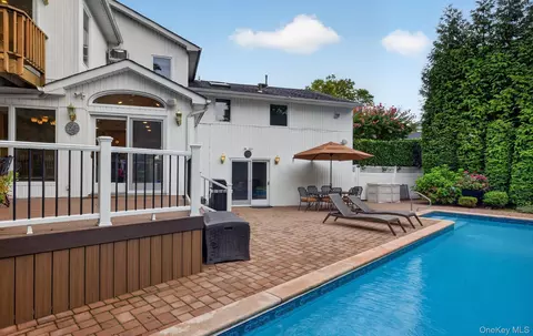 Exterior - 33 Phipps Ln, Plainview, NY 11803 photo 6 of 12