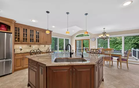 Kitchen - 33 Phipps Ln, Plainview, NY 11803 photo 5 of 7