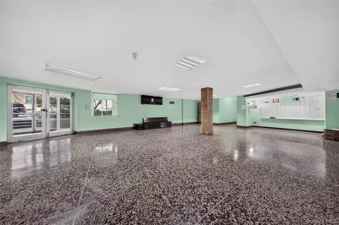 42-25 80th St # 3R, New York, NY 11373