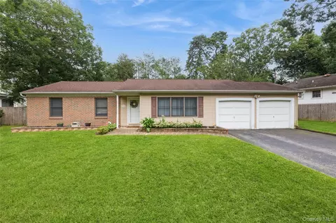 2769 Pond Rd, Lake Ronkonkoma, NY 11779