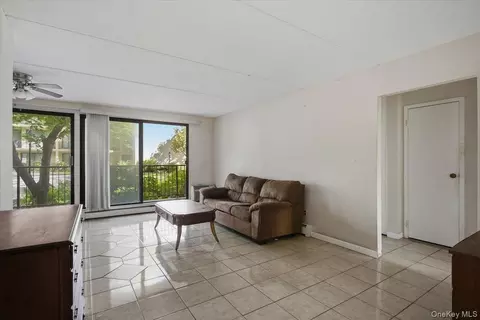 Living - 150 Overlook Ave #1P, Peekskill, NY 10566 photo 2 of 5