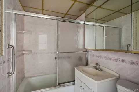 Bath - 150 Overlook Ave #1P, Peekskill, NY 10566 photo 1 of 1