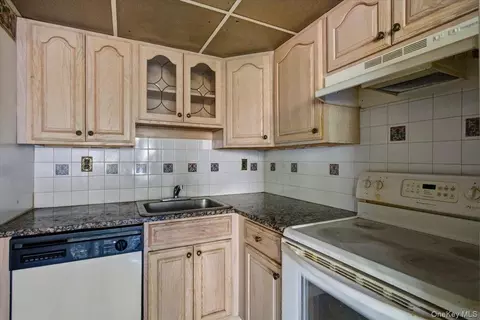 Kitchen - 150 Overlook Ave #1P, Peekskill, NY 10566 photo 1 of 2