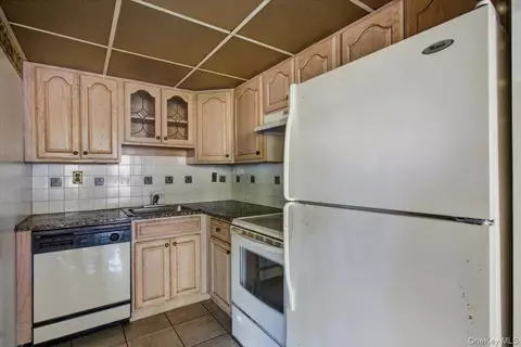 Kitchen - 150 Overlook Ave #1P, Peekskill, NY 10566 photo 2 of 2